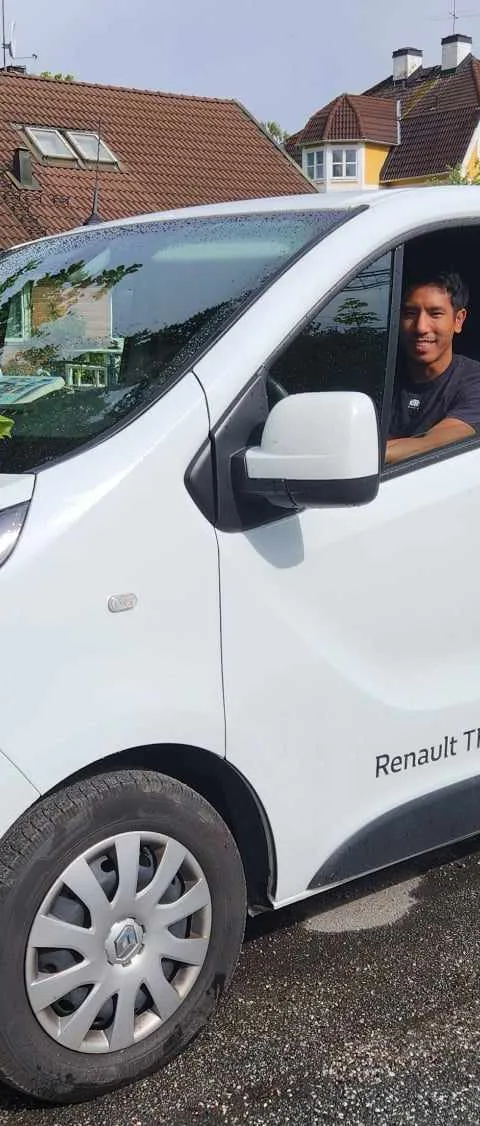 Servicebil från Allmänna Rörjouren med tekniker, parkerad i ett villaområde i Stockholm