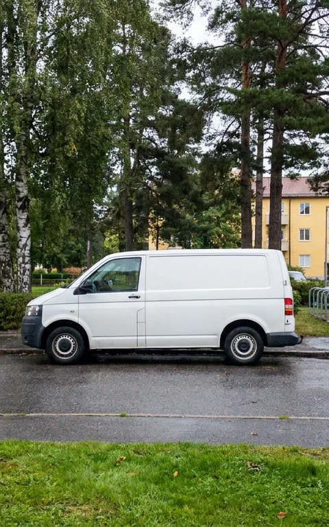 Bostadsgata i en Stockholmsförort med parkerad servicebil